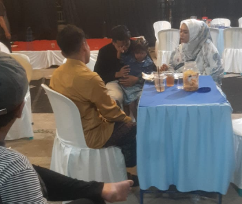 Menemani ke kondangan